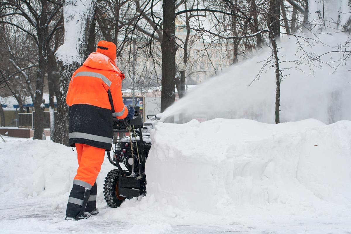 Residential professional snow cleaning of driveways